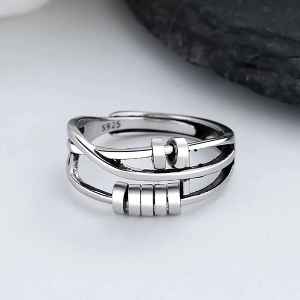 Zilveren 925 ring met modern design, dubbele band en cilindrische details, perfect voor stijlvolle sieradenliefhebbers.
