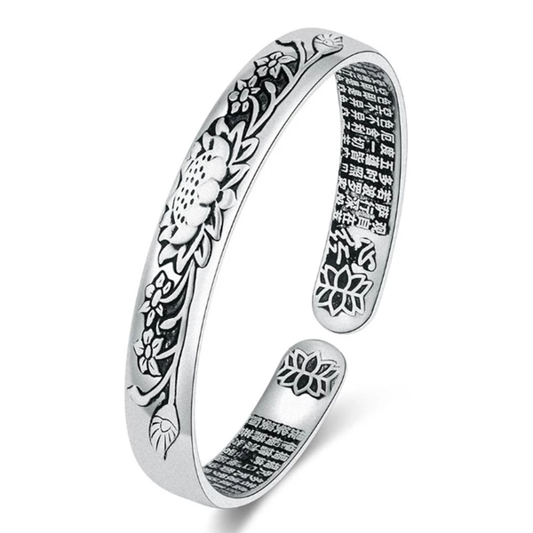 Zilveren armband met lotusgravure en boeddhistische symbolen, open ontwerp, sieraden voor spirituele en modieuze stijl, unisex accessoire.
