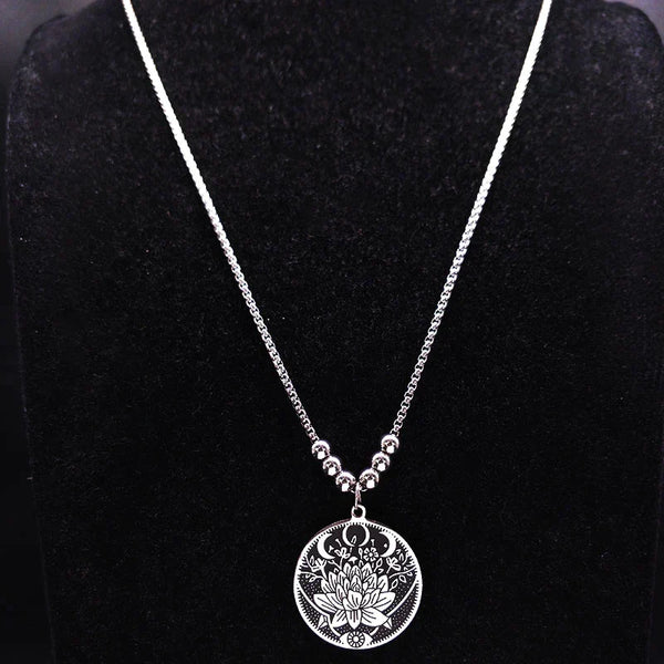 Zilveren ketting met ronde lotushanger, gedetailleerd ontwerp, op zwarte achtergrond. Perfect voor elegante sieradenstijl en spirituele symboliek.