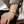 Zilveren armband met veerontwerp om pols van persoon in casual kleding. Modieuze sieradenaccessoire, stijlvol en elegant.
