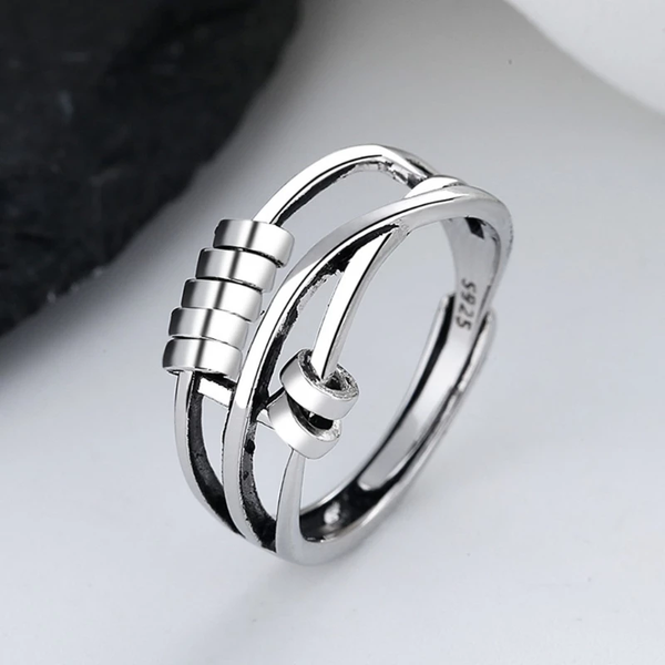 Zilveren ring met modern design, meerdere banden en geometrische details, ideaal als stijlvolle accessoire voor dames. Perfect voor dagelijks gebruik.