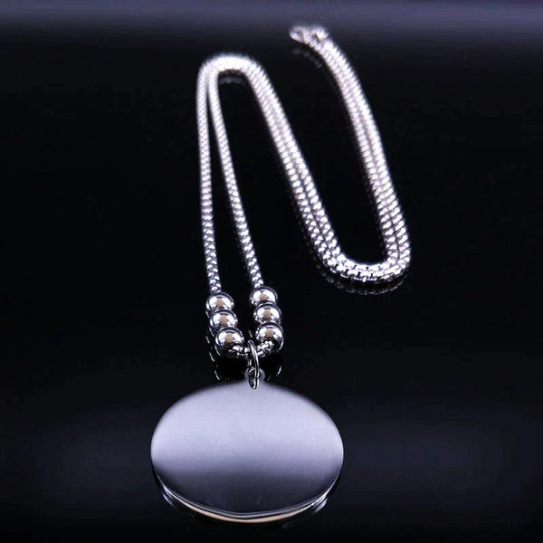 Zilveren ketting met ronde hanger, glanzend oppervlak, stijlvolle sieradenaccessoire, geschikt voor dagelijks gebruik en speciale gelegenheden.