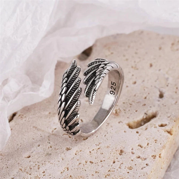 Zilveren ring met verenontwerp, gegraveerd met 925, op een beige steen. Stijlvolle sieraden voor dames, perfect als cadeau of accessoire.