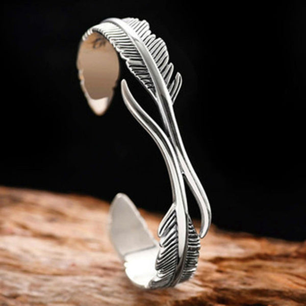 Zilveren armband met veerontwerp, elegant en verfijnd, perfect voor modieuze sieradenliefhebbers. Handgemaakt accessoire, uniek cadeau-idee.