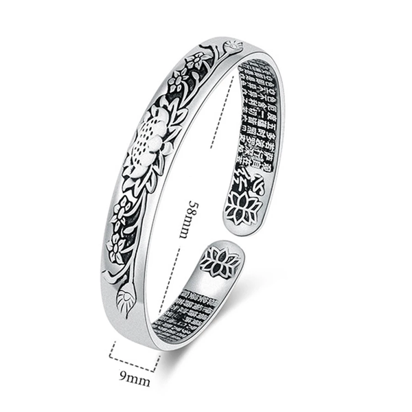 Zilveren armband met bloemenpatroon, 58mm diameter, 9mm breed. Gedetailleerd ontwerp, sieradenaccessoire, elegant en stijlvol.