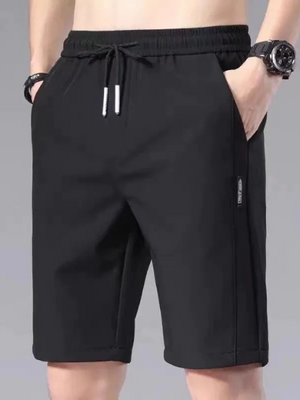Zwarte sportshorts voor heren met elastische tailleband en trekkoord, geschikt voor fitness en casual wear. Comfortabele pasvorm, trendy design.