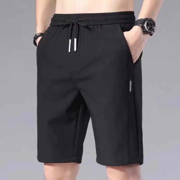 Zwarte sportshorts voor heren met elastische tailleband en trekkoord, geschikt voor fitness en casual wear. Comfortabele pasvorm, trendy design.