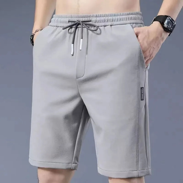 Grijze sportshorts voor heren met elastische tailleband en trekkoord, comfortabele pasvorm, ideaal voor fitness en casual wear.