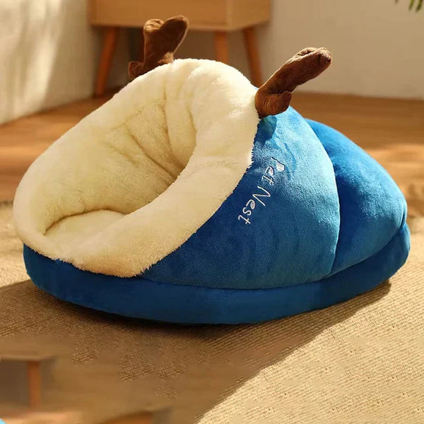 Blauw hondenbed in pantoffelvorm met pluche voering en rendiergewei, ademend en wasbaar, ideaal voor kleine honden en katten.