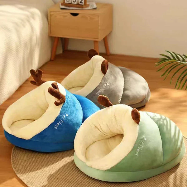 Kleine hondenkennelbedden in pantoffelvorm, ademend en wasbaar, in blauw, groen en grijs. Ideaal voor huisdieren, opvouwbaar en schattig ontwerp.