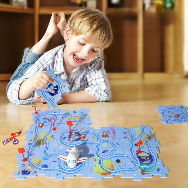 Jongen speelt met educatief puzzelspel op houten vloer, kleurrijke stukken met ruimtevaartthema, bevordert creativiteit en probleemoplossend vermogen.