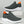 Grijze ademende sportschoenen voor heren, zomer 2023, met oranje accenten. Lichtgewicht, casual en geschikt voor buitenactiviteiten en hardlopen.