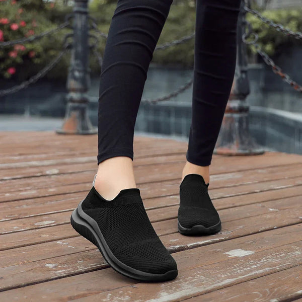 Zwarte ademende sportschoenen voor heren en dames, ideaal voor zomer 2023. Casual en lichtgewicht, perfect voor wandelen en hardlopen buiten.