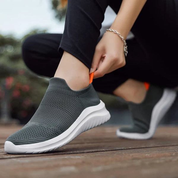 Grijze ademende sportschoenen voor heren, zomer 2023, casual en lichtgewicht, ideaal voor wandelen en hardlopen, modieus en comfortabel.