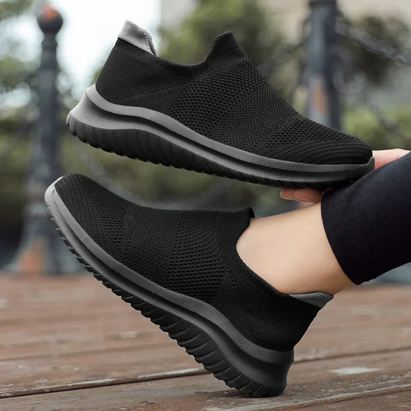 Zwarte ademende herenschoenen, casual en lichtgewicht, ideaal voor zomer 2023. Geschikt voor wandelen en hardlopen. Modieuze outdoor sneakers.