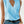 Vrouw draagt lichtblauwe mouwloze V-hals top, gecombineerd met jeans. Zomerse casual mode, trendy dameskleding 2023.