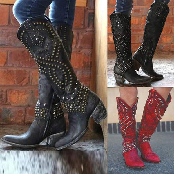 Drie paar cowboylaarzen met studs, in zwart en rood, tegen een bakstenen achtergrond. Trendy dameslaarzen, westernstijl, leren schoenen.