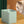 Mintgroene kattenwaterfontein met stromend water, nieuwsgierige kat, modern design, huisdieraccessoire, hydratatie voor katten, interieurdecoratie.