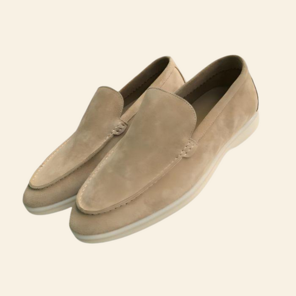 Beige suède loafers voor heren met witte zool, stijlvolle instappers, casual en formele schoenen, comfortabele pasvorm, modieuze herenschoenen.