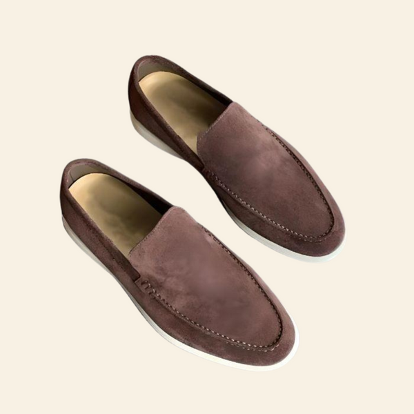 Bruine suède loafers voor heren, stijlvolle instappers met witte zool, ideaal voor casual en formele gelegenheden. Comfortabele en modieuze schoenen.