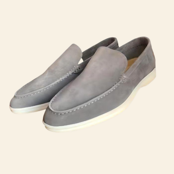Grijze suède loafers voor heren met witte zool, stijlvolle instappers, casual en formele schoenen, comfortabele pasvorm, modieus schoeisel.