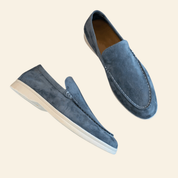 Blauwe suède loafers voor heren met witte zool, casual en stijlvol ontwerp. Perfect voor dagelijks gebruik en comfortabele pasvorm.