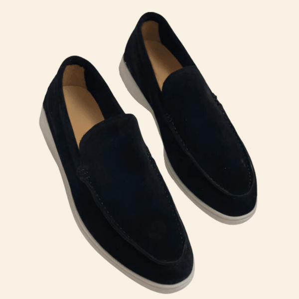 Zwarte suède loafers met witte zool, stijlvolle herenschoenen, casual en formele mode, comfortabele pasvorm, tijdloos design.