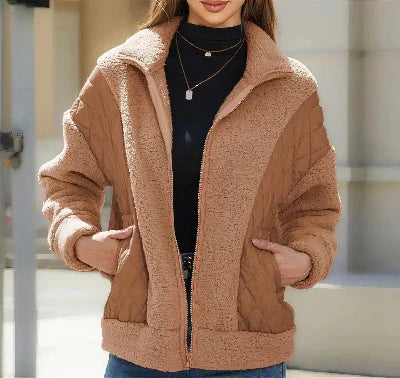 Bruine gewatteerde teddyjas voor dames, met ritssluiting en opstaande kraag. Modieuze winterjas, ideaal voor casual en warme outfits.
