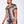 Man in modieuze, kleurrijke zomeroutfit met geometrisch patroon, korte mouwen en korte broek. Trendy herenkleding, casual stijl, zomerlook.