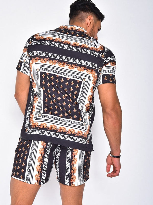 Man in marineblauw en goud barokprint tweedelig set, bestaande uit een overhemd en korte broek. Stijlvolle herenmode, zomeroutfit.