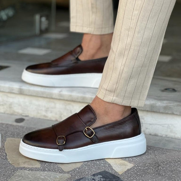 Bruine heren gevulkaniseerde schoenen met dubbele gesp, zwart slip-on design, handgemaakt, stijlvolle casual schoenen voor mannen.
