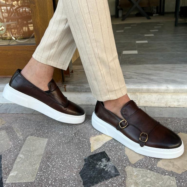Bruine heren gevulkaniseerde schoenen met dubbele gesp, slip-on design, handgemaakt, casual en stijlvol, perfect voor dagelijks gebruik.