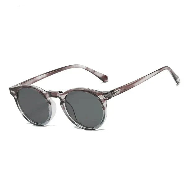 Gepolariseerde zonnebril unisex, vintage design, UV400 bescherming, grijze glazen, transparant montuur. Trendy accessoire voor mannen en vrouwen.