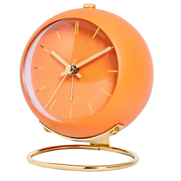 Oranje minimalistische wekker met gouden standaard, Scandinavisch design, stille werking, ideaal voor kinderkamer of bureau, moderne decoratie.