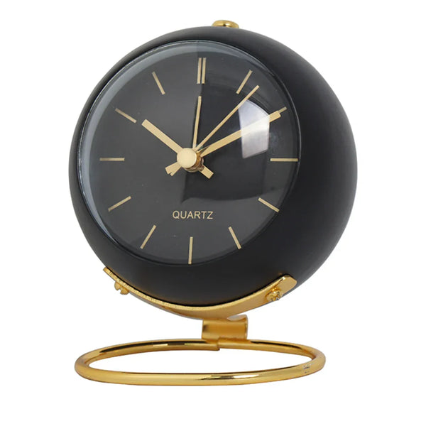 Zwarte minimalistische elektronische wekker met gouden wijzers en standaard, Scandinavisch design, stille werking, ideaal voor nachtkastje of bureau.