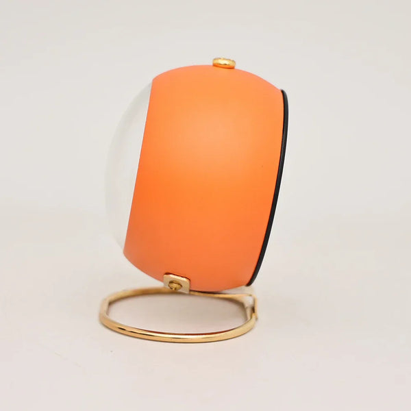 Oranje minimalistische elektronische wekker met goudkleurige standaard, geschikt voor kinderen en studenten, stille en lichtgevende functie.