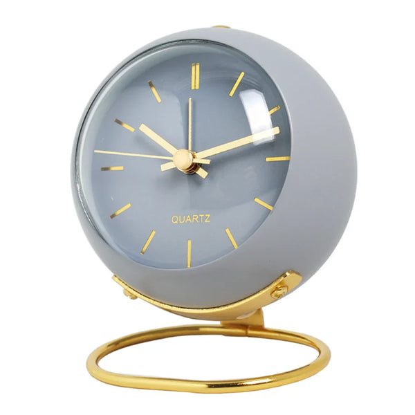 Grijze minimalistische wekker met gouden wijzers en standaard, stille kwartsmechanisme, Scandinavisch design, ideaal voor nachtkastje of bureau.