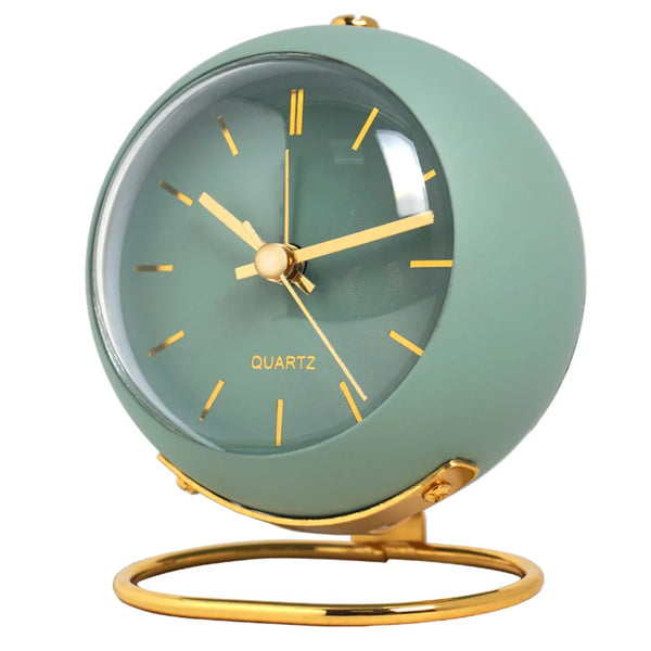 Groene minimalistische elektronische wekker met gouden wijzers en standaard, stille werking, ideaal voor kinderkamer of bureau, Scandinavisch design.