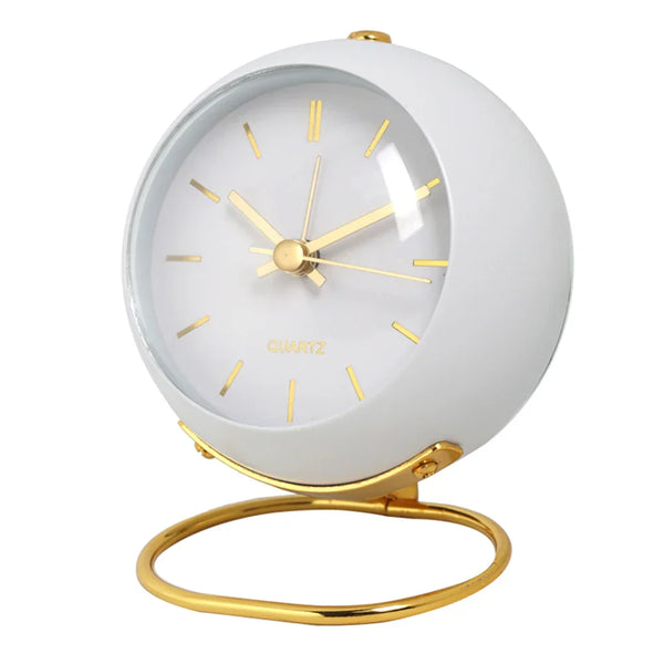 Minimalistische witte elektronische tafelklok met gouden accenten, stille werking en lichtgevende wijzers. Perfect als kinderwekker of bureauklok.
