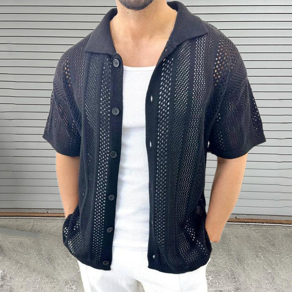 Man in zwarte gehaakte blouse met korte mouwen en witte tanktop, voor grijze achtergrond. Modieuze zomerkleding, casual stijl.