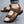 Bruine leren sandalen voor heren met verstelbare klittenbandsluiting en stevige zwarte rubberen zool, ideaal voor casual zomerse wandelingen.