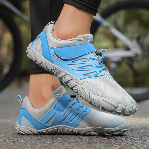 Grijze en blauwe sportschoenen met klittenband en ademend mesh, ideaal voor hardlopen en fietsen. Comfortabele zolen voor optimale grip en ondersteuning.