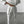 Vrouw in witte joggingbroek en hoodie, casual sportkleding, comfortabele loungewear, trendy mode, minimalistisch design, grijze vloer.