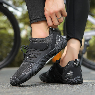 Zwarte sportschoenen voor heren, lichtgewicht en ademend, ideaal voor hardlopen en fitness. Comfortabele pasvorm met stevige gripzool.