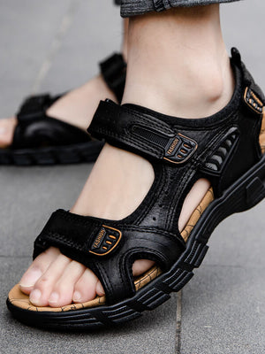 Zwarte leren sandalen voor heren met verstelbare klittenbandsluiting, comfortabele zool en ademend ontwerp, ideaal voor zomerse wandelingen.
