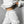 Vrouw in witte joggingbroek en sweatshirt, comfortabele loungewear, casual mode, minimalistisch design, trendy kledingstijl.