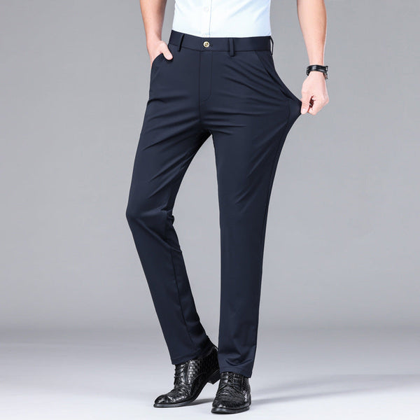 Donkerblauwe herenbroek, slank fit, gedragen door model. Ideaal voor zakelijke en casual outfits. Comfortabele pasvorm, stijlvolle uitstraling.