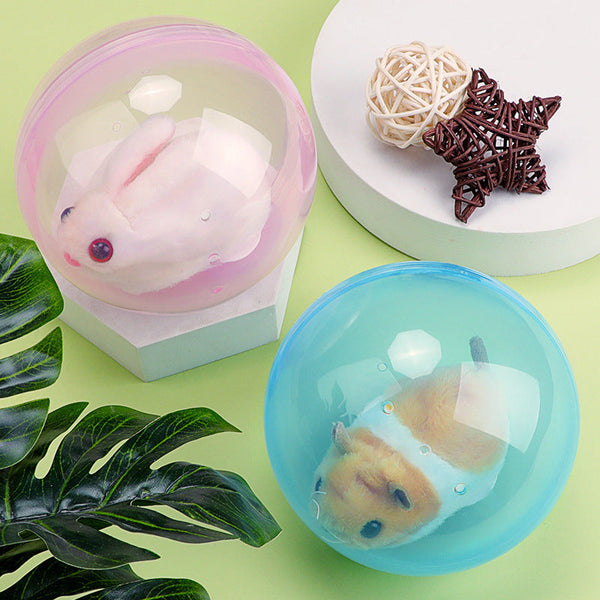 Pluche speelgoedkonijn en hamster in transparante roze en blauwe bollen op groene achtergrond, naast decoratieve sterren en bladeren.