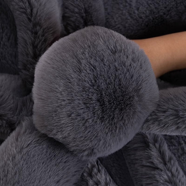 Grijze pluchen knuffelkonijn met zachte vacht, close-up. Perfect cadeau voor kinderen. Luxe speelgoed, knuffelbaar en schattig design.