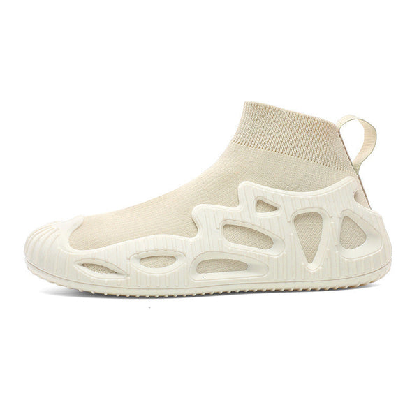 Beige unisex sneaker met sokachtige enkelkraag en futuristisch design, ademend en lichtgewicht, ideaal voor casual en sportieve outfits.